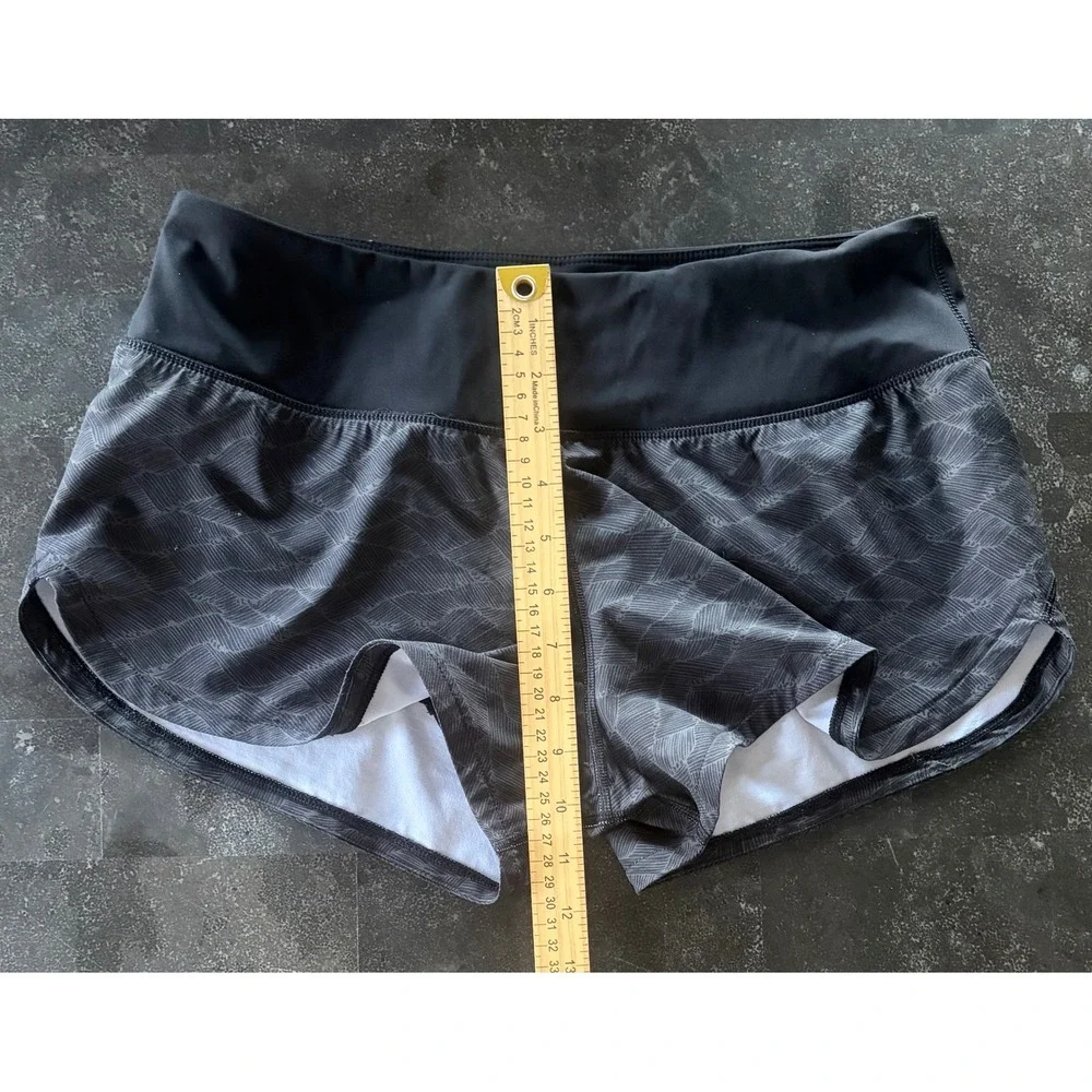 Vuori Clementine Running Shorts Gray Black Wave Print Womens Small VW333 EUC Gym